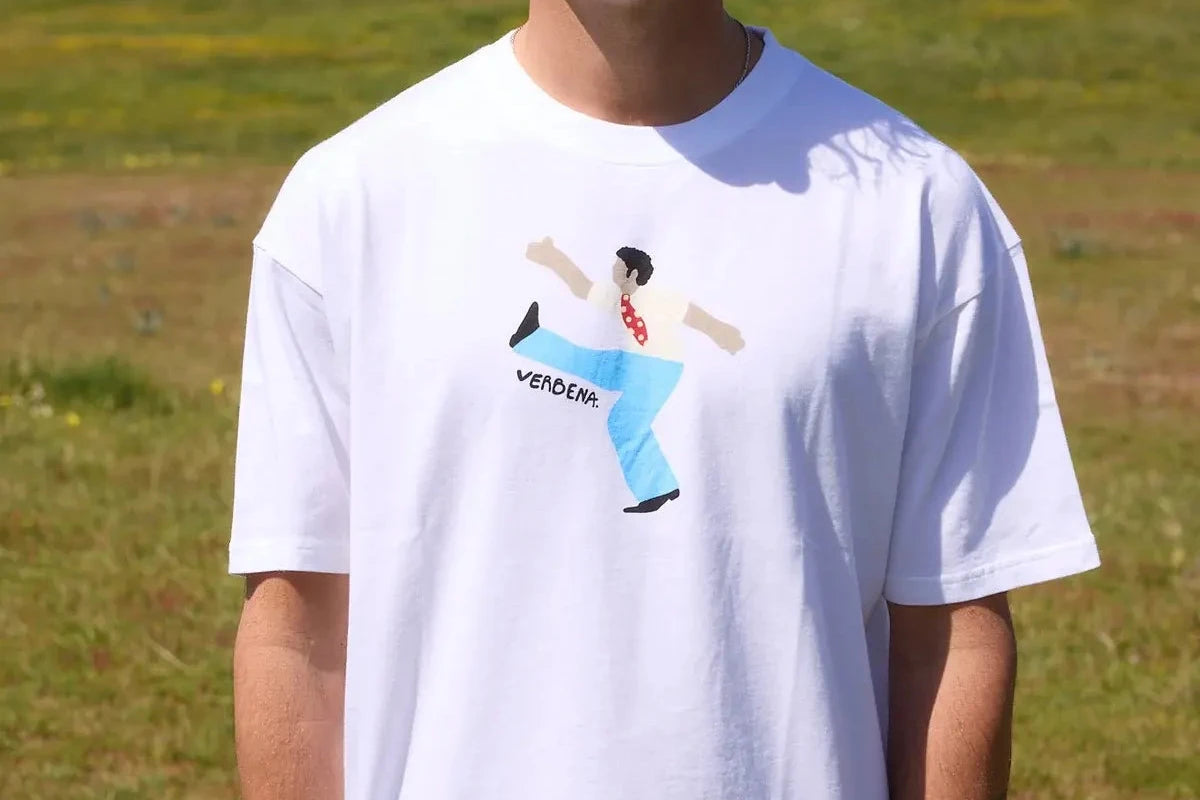 Camiseta de manga corta y corte holgado con diseño gráfico original modelo Verbena, confeccionada de forma ética en algodón orgánico por la marca NWHR.