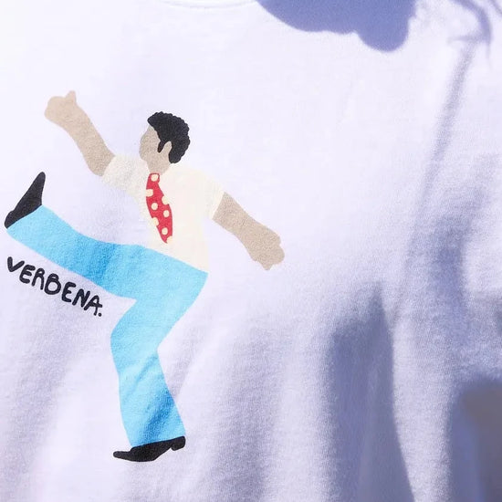 Camiseta de manga corta y corte holgado con diseño gráfico original modelo Verbena, confeccionada de forma ética en algodón orgánico por la marca NWHR.
