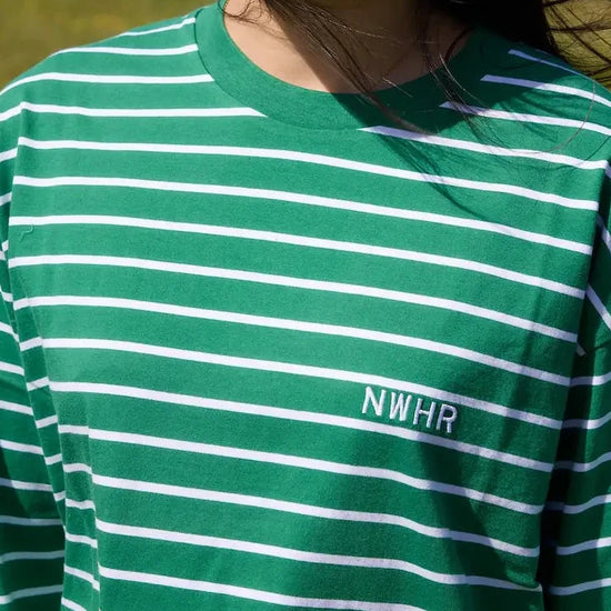Camiseta de manga larga de corte holgado (oversize) con estampado clásico de rayas horizontales en color verde y blanco, confeccionada en algodón orgánico, marca NWHR.
