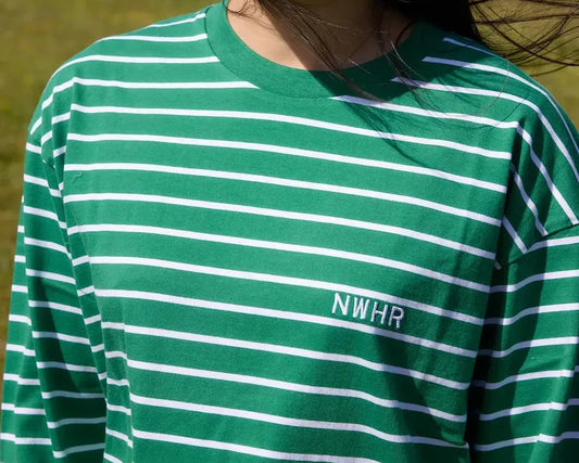 Camiseta de manga larga de corte holgado (oversize) con estampado clásico de rayas horizontales en color verde y blanco, confeccionada en algodón orgánico, marca NWHR.
