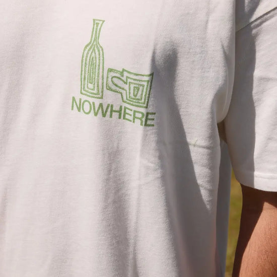 Camiseta de manga corta y corte holgado con diseño gráfico original "Café con Gotas", confeccionada de forma ética en algodón orgánico por la marca NWHR.