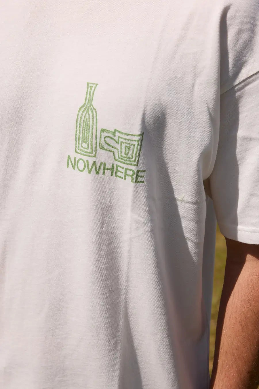 Camiseta de manga corta y corte holgado con diseño gráfico original "Café con Gotas", confeccionada de forma ética en algodón orgánico por la marca NWHR.