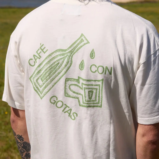 Camiseta de manga corta y corte holgado con diseño gráfico original "Café con Gotas", confeccionada de forma ética en algodón orgánico por la marca NWHR.