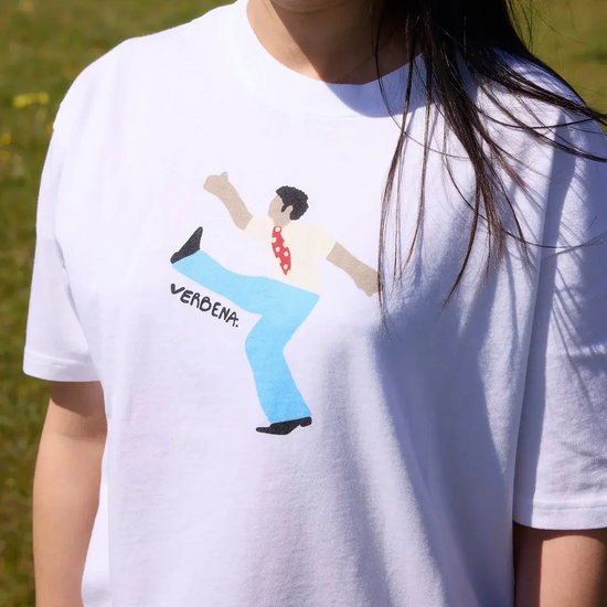 Camiseta de manga corta y corte holgado con diseño gráfico original modelo Verbena, confeccionada de forma ética en algodón orgánico por la marca NWHR.