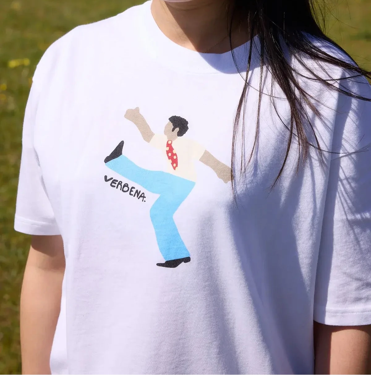 Camiseta de manga corta y corte holgado con diseño gráfico original modelo Verbena, confeccionada de forma ética en algodón orgánico por la marca NWHR.