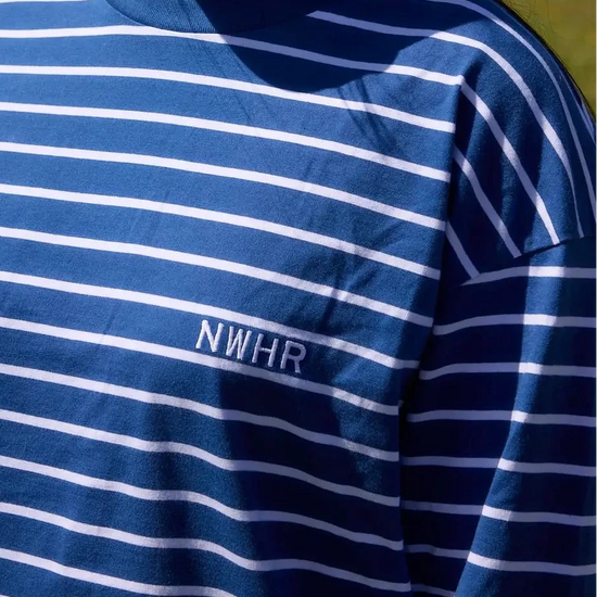 Camiseta de manga larga holgada con estampado clásico de rayas horizontales azules y blancas, confeccionada en algodón orgánico de la marca NWHR.