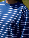 Camiseta de manga larga holgada con estampado clásico de rayas horizontales azules y blancas, confeccionada en algodón orgánico de la marca NWHR.
