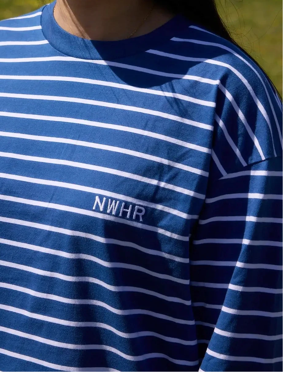 Camiseta de manga larga holgada con estampado clásico de rayas horizontales azules y blancas, confeccionada en algodón orgánico de la marca NWHR.