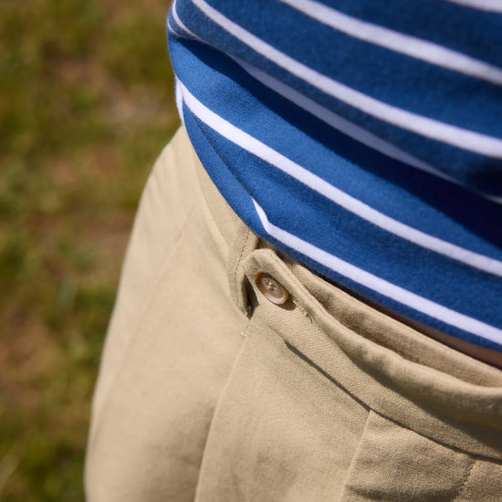 Pantalón corto chino beige de NWHR con pinzas, algodón orgánico GOTS, fabricado en Portugal.