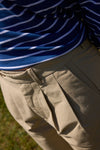 Pantalón corto chino beige de NWHR con pinzas, algodón orgánico GOTS, fabricado en Portugal.