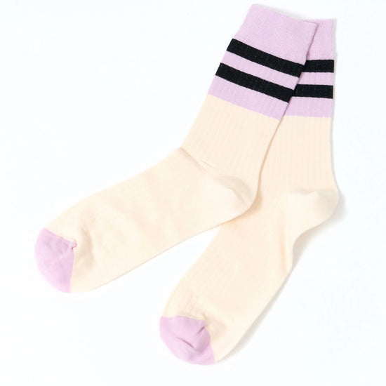 Calcetines de media caña en color crudo (ecru) con textura acanalada de algodón orgánico de la marca Suite13 Lab, ideales para un look diario sostenible.