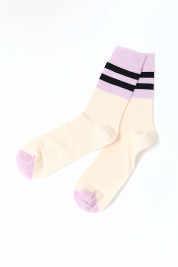 Calcetines de media caña en color crudo (ecru) con textura acanalada de algodón orgánico de la marca Suite13 Lab, ideales para un look diario sostenible.
