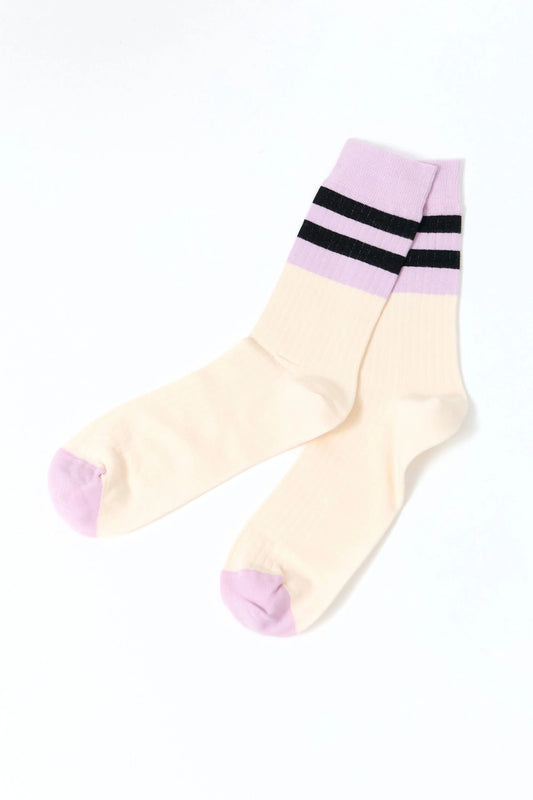 Calcetines de media caña en color crudo (ecru) con textura acanalada de algodón orgánico de la marca Suite13 Lab, ideales para un look diario sostenible.