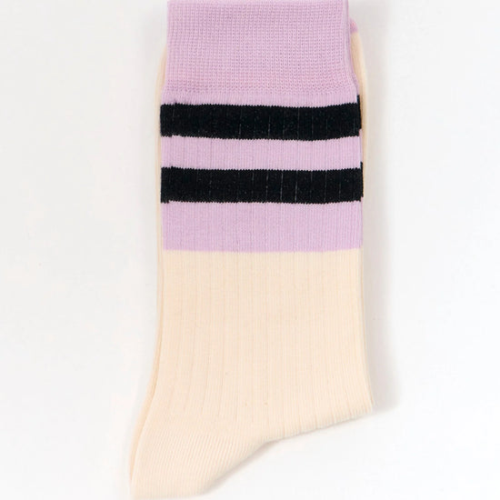 Calcetines de media caña en color crudo (ecru) con textura acanalada de algodón orgánico de la marca Suite13 Lab, ideales para un look diario sostenible.