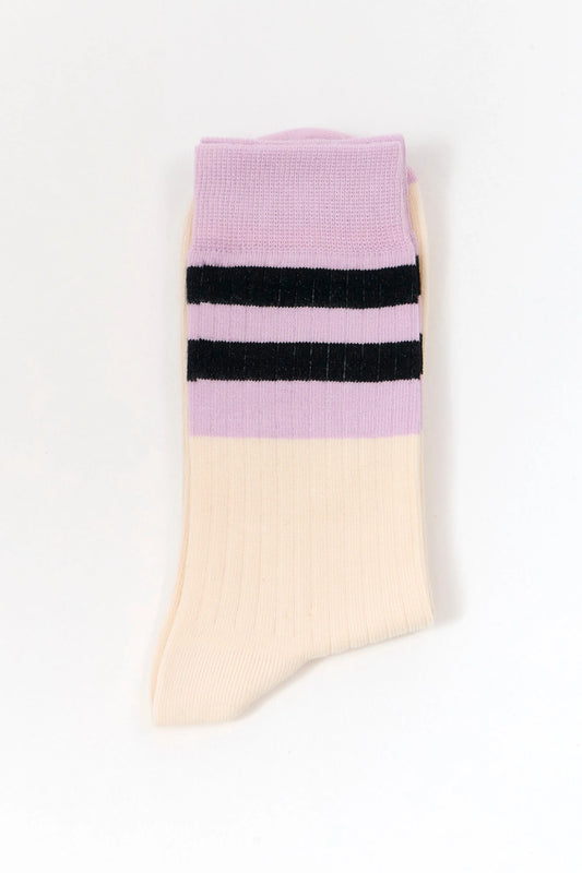 Calcetines de media caña en color crudo (ecru) con textura acanalada de algodón orgánico de la marca Suite13 Lab, ideales para un look diario sostenible.