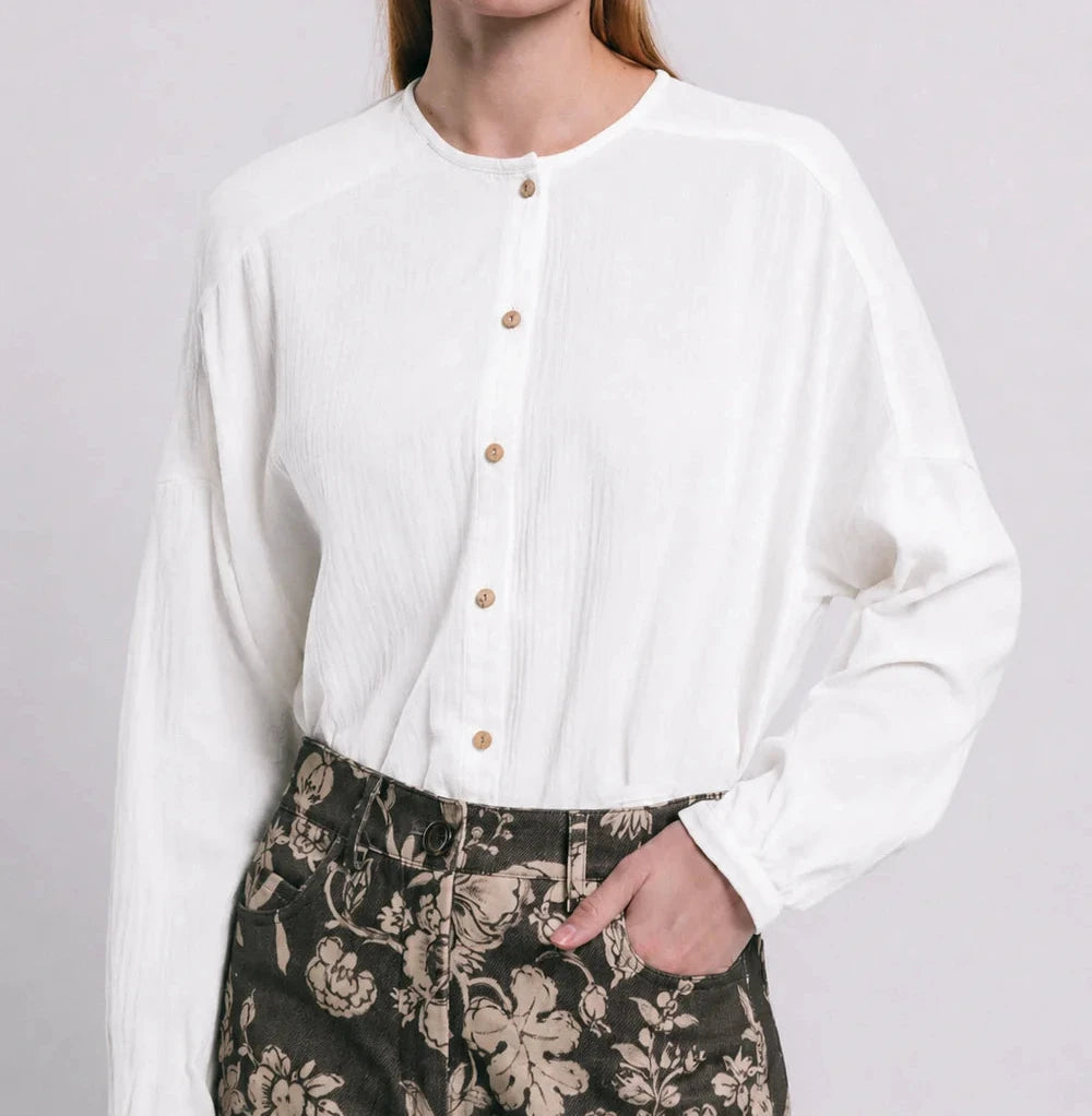 Blusa flux blanca de TRIANA by C en algodón orgánico, talla única versátil