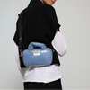 Mini bolso de acabado brillante con estampado Royal, dos asas cortas acolchadas, correa larga extraíble, cremallera superior y etiqueta de piel, marca Wouf.