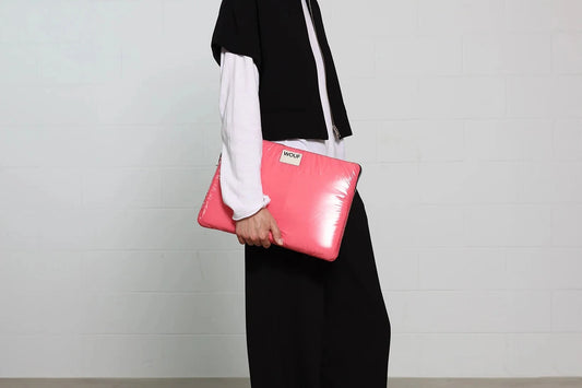 Funda protectora acolchada para portátil de 13 y 14 pulgadas con acabado brillante en color rosa dulce, cierre de cremallera superior y etiqueta de cuero con logo.