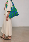 Bolso grande tipo camiseta en tejido de rizo de algodón orgánico color crudo, de tacto toalla con asas integradas y etiqueta de silicona, marca Wouf.