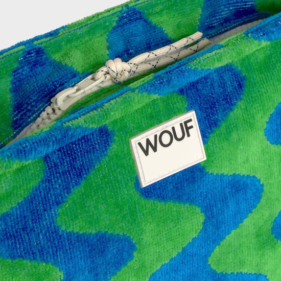 Neceser de tamaño grande en tejido jacquard de rizo de algodón orgánico, con tirador de cordón y etiqueta de silicona de la colección Terry de Wouf.