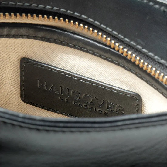 Bolso pequeño estructurado de piel napa negra con asa ajustable y diseño minimalista de la marca Hangover of Fashion, fabricado artesanalmente en España.