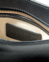 Bolso pequeño estructurado de piel napa negra con asa ajustable y diseño minimalista de la marca Hangover of Fashion, fabricado artesanalmente en España.