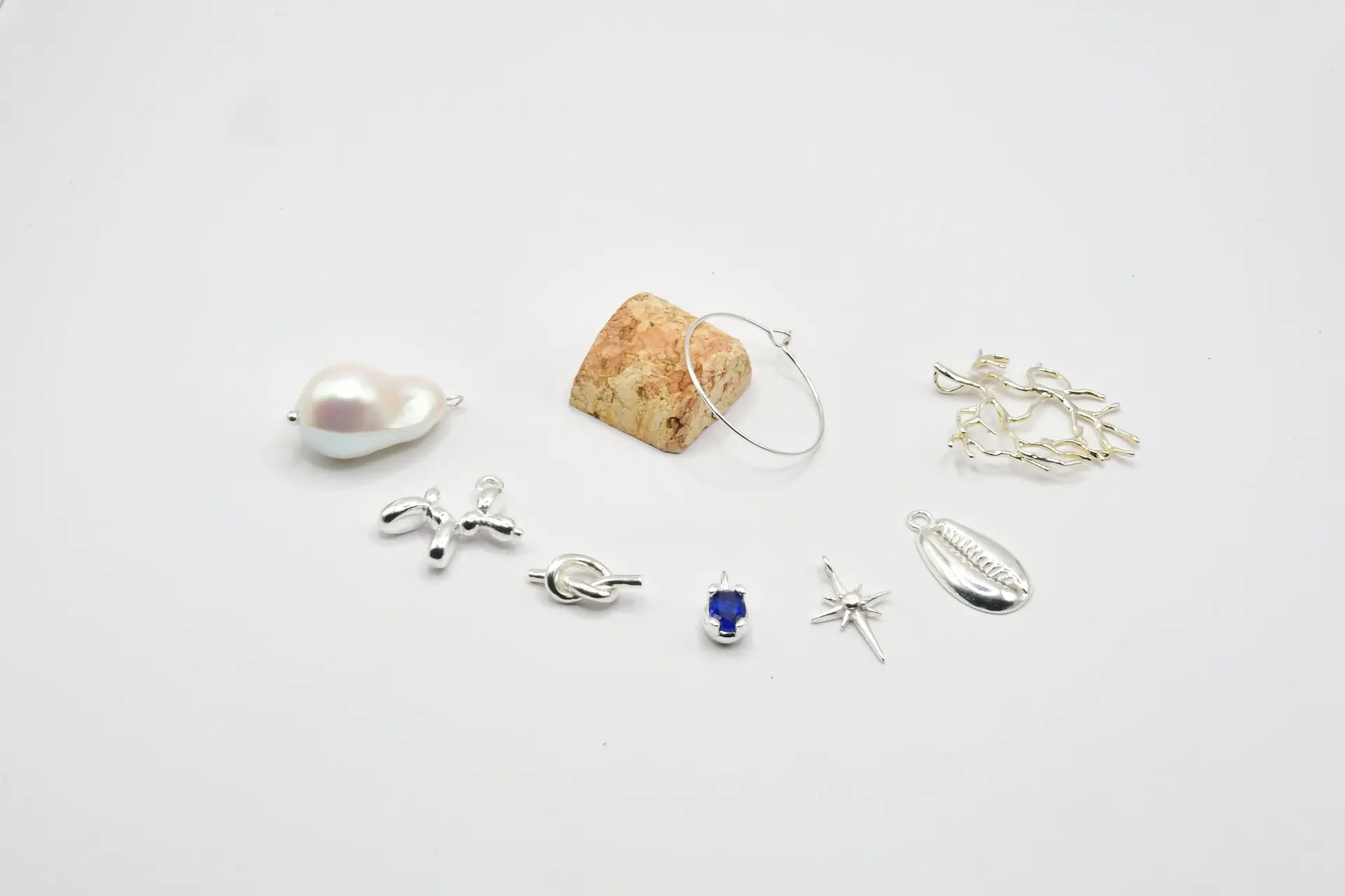 Set de siete identificadores de copa en latón chapado en plata, presentados en bote de vidrio con tapón de corcho, colección Brindis de Alquimia de Pipa Pirita