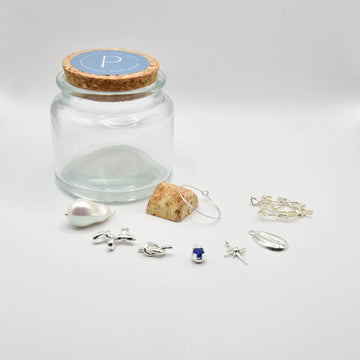 Set de siete identificadores de copa en latón chapado en plata, presentados en bote de vidrio con tapón de corcho, colección Brindis de Alquimia de Pipa Pirita