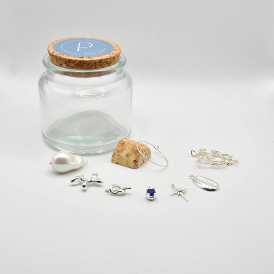 Set de siete identificadores de copa en latón chapado en plata, presentados en bote de vidrio con tapón de corcho, colección Brindis de Alquimia de Pipa Pirita