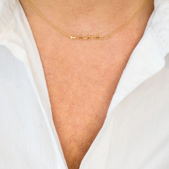 Collar con colgante de la palabra MAMÁ en acabado dorado sobre plata de ley 925, cadena fina con mosquetón, joyería artesanal Pipa Pirita colección Vínculos