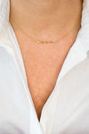 Collar con colgante de la palabra MAMÁ en acabado dorado sobre plata de ley 925, cadena fina con mosquetón, joyería artesanal Pipa Pirita colección Vínculos