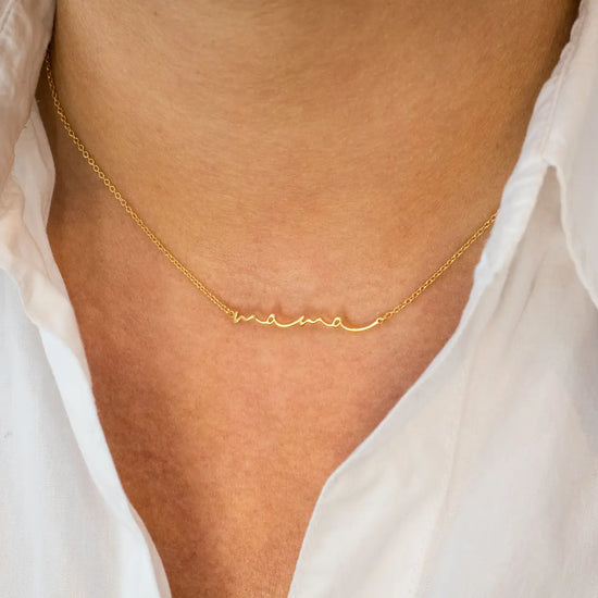 Collar con colgante de la palabra MAMÁ en acabado dorado sobre plata de ley 925, cadena fina con mosquetón, joyería artesanal Pipa Pirita colección Vínculos
