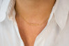 Collar con colgante de la palabra MAMÁ en acabado dorado sobre plata de ley 925, cadena fina con mosquetón, joyería artesanal Pipa Pirita colección Vínculos
