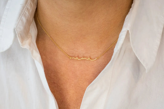 Collar con colgante de la palabra MAMÁ en acabado dorado sobre plata de ley 925, cadena fina con mosquetón, joyería artesanal Pipa Pirita colección Vínculos