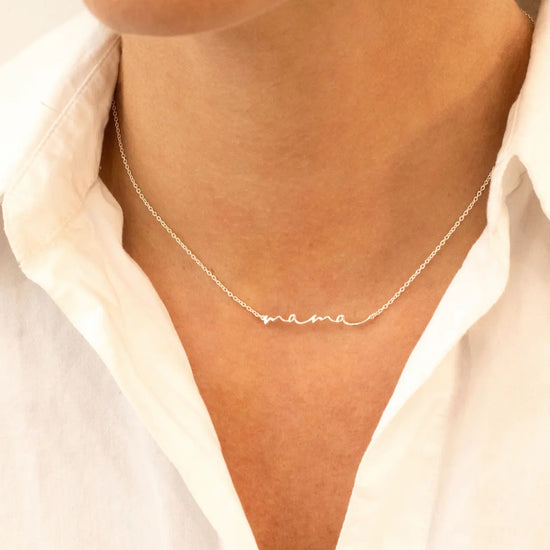 

Collar con colgante de la palabra MAMÁ en plata de ley 925, cadena fina con mosquetón, joyería artesanal Pipa Pirita colección Vínculos