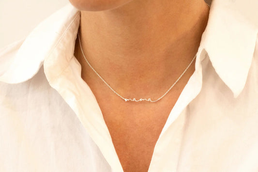

Collar con colgante de la palabra MAMÁ en plata de ley 925, cadena fina con mosquetón, joyería artesanal Pipa Pirita colección Vínculos