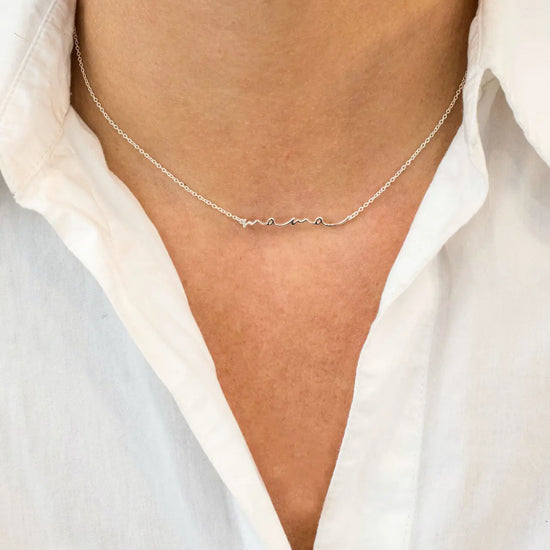 

Collar con colgante de la palabra MAMÁ en plata de ley 925, cadena fina con mosquetón, joyería artesanal Pipa Pirita colección Vínculos