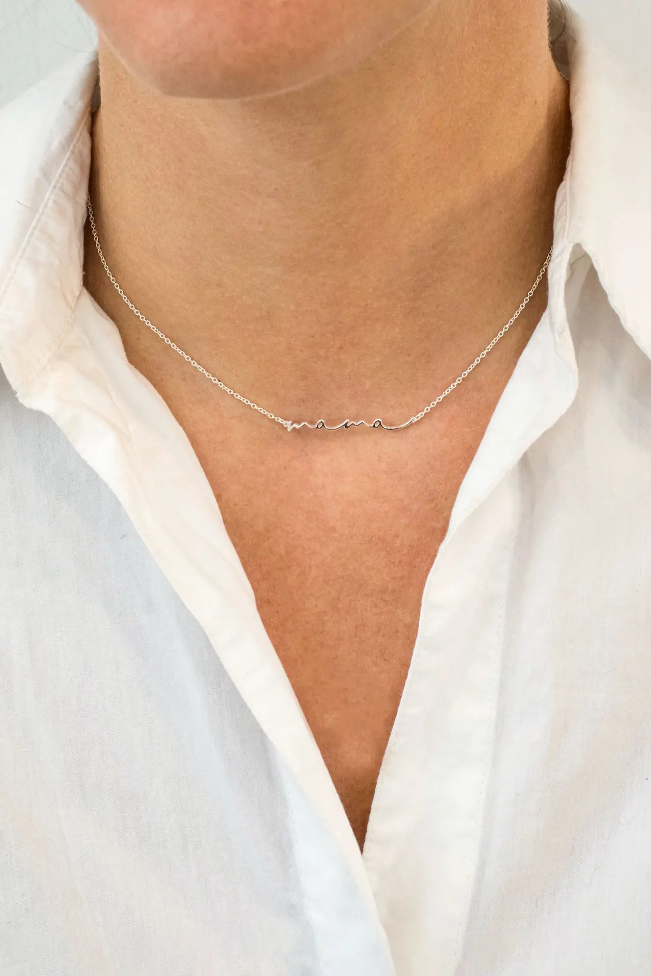 

Collar con colgante de la palabra MAMÁ en plata de ley 925, cadena fina con mosquetón, joyería artesanal Pipa Pirita colección Vínculos