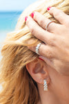 Pendientes de aro en plata de ley con detalle de conchas marinas esculpidas, cierre de presión y acabado artesanal de la marca de joyas Pipa Pirita.