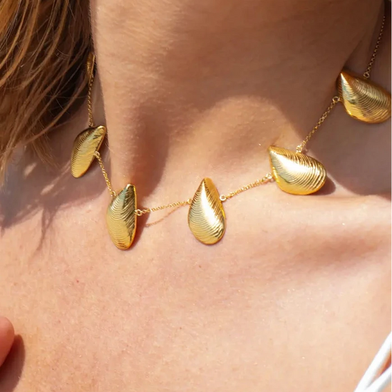 Gargantilla dorada con seis charms en forma de mejillón distribuidos en cadena fina, acabado oro 18k, joyería artesanal Pipa Pirita colección Del Mar