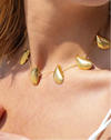 Gargantilla dorada con seis charms en forma de mejillón distribuidos en cadena fina, acabado oro 18k, joyería artesanal Pipa Pirita colección Del Mar