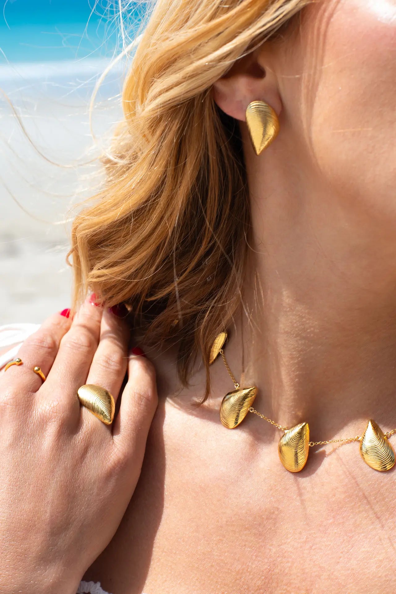 Pendientes pequeños de plata con forma de mejillón chapados en oro de 18k, con cierre de presión y diseño artesanal de la marca Pipa Pirita.