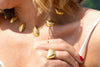 Gargantilla dorada con seis charms en forma de mejillón distribuidos en cadena fina, acabado oro 18k, joyería artesanal Pipa Pirita colección Del Mar