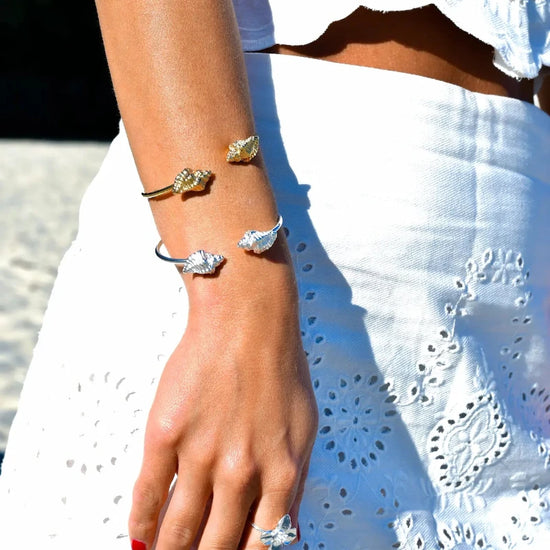 

Pulsera torque abierta con caracolas en los extremos, acabado plata, colección Del Mar de Pipa Pirita, joyería artesanal de inspiración atlántica