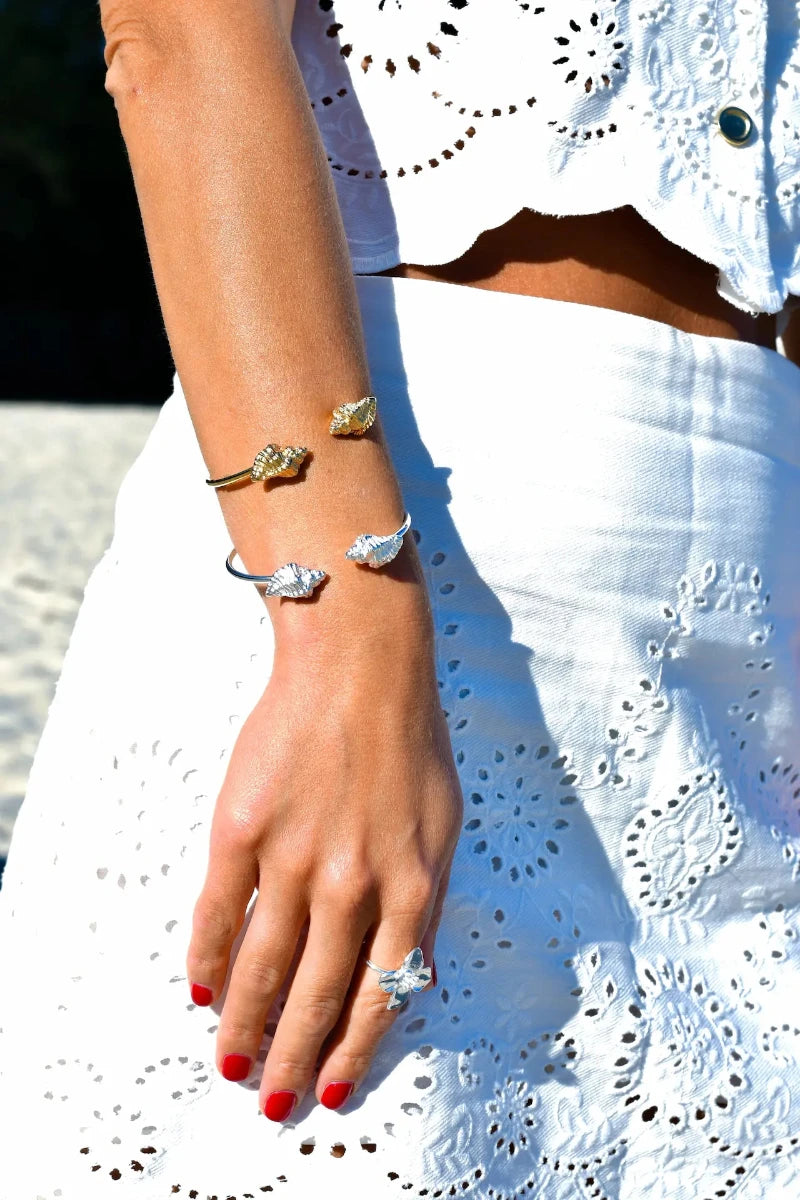 

Pulsera torque abierta con caracolas en los extremos, acabado plata, colección Del Mar de Pipa Pirita, joyería artesanal de inspiración atlántica