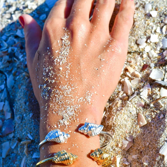 

Pulsera torque abierta con caracolas en los extremos, acabado plata, colección Del Mar de Pipa Pirita, joyería artesanal de inspiración atlántica