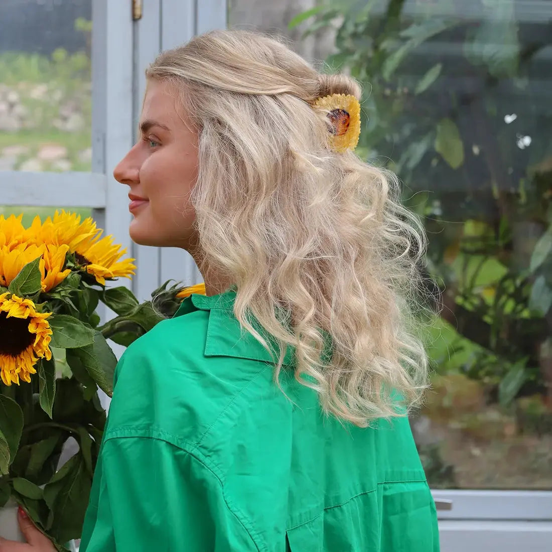 Pinza para el pelo Girasol de By Stær en acetato amarillo y marrón.
