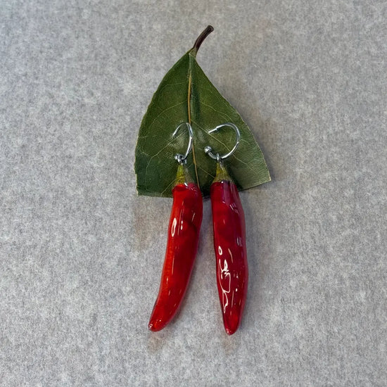 Pendientes Chillie de Syringa Jewels: chiles naturales
encapsulados en resina UV, versión aro plata y aro dorado.