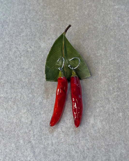 Pendientes Chillie de Syringa Jewels: chiles naturales
encapsulados en resina UV, versión aro plata y aro dorado.