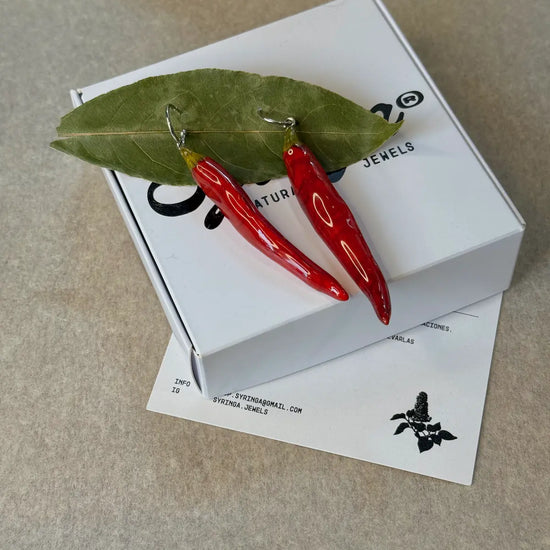 Pendientes Chillie de Syringa Jewels: chiles naturales
encapsulados en resina UV, versión aro plata y aro dorado.
